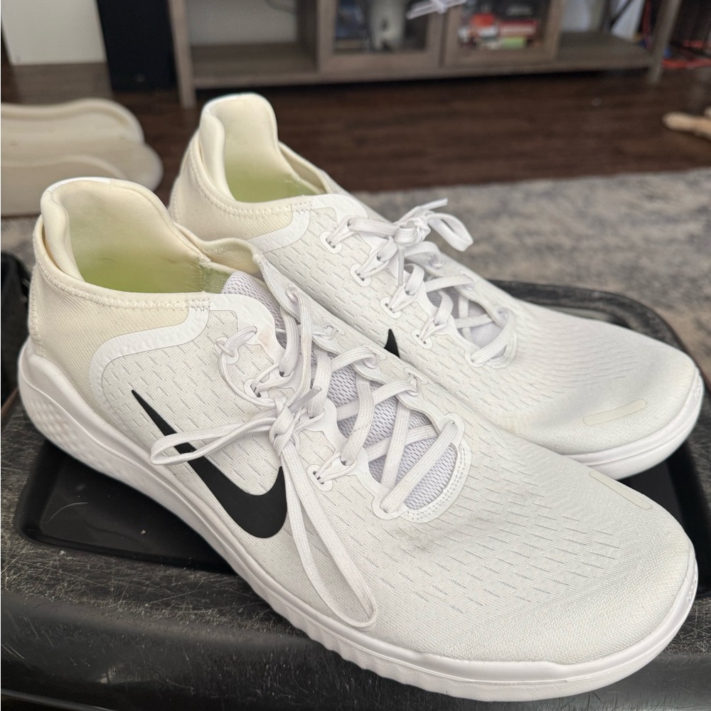 Nike Men's White and Black Athletic Shoes